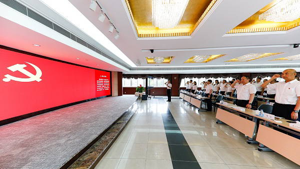 上海皇家国际召开庆祝建党104周年暨2024-2025年度“两优一先”表扬大会